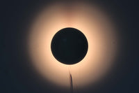 もともとへニングセンが自宅寝室のためにデザインし、1961年に発表したウォールライトで、温かみのある光を生むためシェード内面はローズ色に塗装されています。壁面でソフトな間接照明が得られ、広がり感のある空間をつくりだします。シェードが約60度可動するため、ベッドやソファーサイドの読書灯としても適しています。