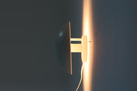 もともとへニングセンが自宅寝室のためにデザインし、1961年に発表したウォールライトで、温かみのある光を生むためシェード内面はローズ色に塗装されています。壁面でソフトな間接照明が得られ、広がり感のある空間をつくりだします。シェードが約60度可動するため、ベッドやソファーサイドの読書灯としても適しています。