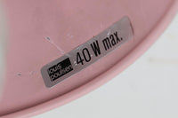 もともとへニングセンが自宅寝室のためにデザインし、1961年に発表したウォールライトで、温かみのある光を生むためシェード内面はローズ色に塗装されています。壁面でソフトな間接照明が得られ、広がり感のある空間をつくりだします。シェードが約60度可動するため、ベッドやソファーサイドの読書灯としても適しています。