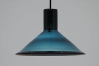 Holmgaard社のペンダントライトの中でも人気の「P&T PENDEL」シリーズで内と外側の2層の色味が特徴的です。こちらはブルー色で現地でも中々見かけないレアカラーとなります。消灯&点灯時にそれぞれ違った表情を見せてくれる素敵なデザインです。