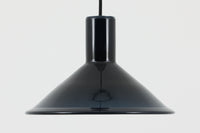 Holmgaard社のペンダントライトの中でも人気の「P&T PENDEL」シリーズで内と外側の2層の色味が特徴的です。こちらはブルー色で現地でも中々見かけないレアカラーとなります。消灯&点灯時にそれぞれ違った表情を見せてくれる素敵なデザインです。