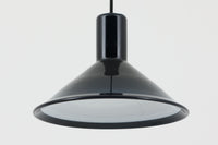 Holmgaard社のペンダントライトの中でも人気の「P&T PENDEL」シリーズで内と外側の2層の色味が特徴的です。こちらはブルー色で現地でも中々見かけないレアカラーとなります。消灯&点灯時にそれぞれ違った表情を見せてくれる素敵なデザインです。