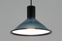 Holmgaard社のペンダントライトの中でも人気の「P&T PENDEL」シリーズで内と外側の2層の色味が特徴的です。こちらはブルー色で現地でも中々見かけないレアカラーとなります。消灯&点灯時にそれぞれ違った表情を見せてくれる素敵なデザインです。