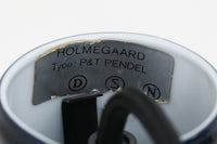 Holmgaard社のペンダントライトの中でも人気の「P&T PENDEL」シリーズで内と外側の2層の色味が特徴的です。こちらはブルー色で現地でも中々見かけないレアカラーとなります。消灯&点灯時にそれぞれ違った表情を見せてくれる素敵なデザインです。