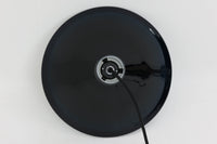 Holmgaard社のペンダントライトの中でも人気の「P&T PENDEL」シリーズで内と外側の2層の色味が特徴的です。こちらはブルー色で現地でも中々見かけないレアカラーとなります。消灯&点灯時にそれぞれ違った表情を見せてくれる素敵なデザインです。