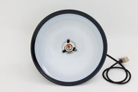 Holmgaard社のペンダントライトの中でも人気の「P&T PENDEL」シリーズで内と外側の2層の色味が特徴的です。こちらはブルー色で現地でも中々見かけないレアカラーとなります。消灯&点灯時にそれぞれ違った表情を見せてくれる素敵なデザインです。