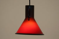 北欧より買い付けた、ホルムガード社製(現Royal Copenhagen)ビンテージランプです。照明部分はデンマークを代表する照明メーカーFog & morup社によって作成されています。Holmegaard 社のペンダントライトの中でも人気の「P&T PENDEL」シリーズで内と外側の2層の色味が特徴的です。消灯&点灯時にそれぞれ違った表情を見せてくれる素敵なデザインです。