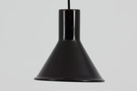 北欧より買い付けた、ホルムガード社製(現Royal Copenhagen)ビンテージランプです。照明部分はデンマークを代表する照明メーカーFog & morup社によって作成されています。Holmegaard 社のペンダントライトの中でも人気の「P&T PENDEL」シリーズで内と外側の2層の色味が特徴的です。消灯&点灯時にそれぞれ違った表情を見せてくれる素敵なデザインです。