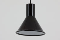 北欧より買い付けた、ホルムガード社製(現Royal Copenhagen)ビンテージランプです。照明部分はデンマークを代表する照明メーカーFog & morup社によって作成されています。Holmegaard 社のペンダントライトの中でも人気の「P&T PENDEL」シリーズで内と外側の2層の色味が特徴的です。消灯&点灯時にそれぞれ違った表情を見せてくれる素敵なデザインです。