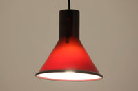 北欧より買い付けた、ホルムガード社製(現Royal Copenhagen)ビンテージランプです。照明部分はデンマークを代表する照明メーカーFog & morup社によって作成されています。Holmegaard 社のペンダントライトの中でも人気の「P&T PENDEL」シリーズで内と外側の2層の色味が特徴的です。消灯&点灯時にそれぞれ違った表情を見せてくれる素敵なデザインです。