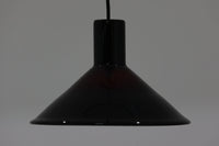 北欧より買い付けた、Holmgaard社製ビンテージランプです。照明部分はデンマークを代表する照明メーカーFog & morup社によって作成されています。Holmgaard社のペンダントライトの中でも人気の「P&T PENDEL」シリーズで内と外側の2層の色味が特徴的です。消灯&点灯時にそれぞれ違った表情を見せてくれる素敵なデザインです。