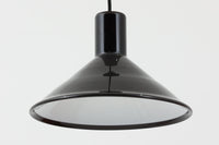 北欧より買い付けた、Holmgaard社製ビンテージランプです。照明部分はデンマークを代表する照明メーカーFog & morup社によって作成されています。Holmgaard社のペンダントライトの中でも人気の「P&T PENDEL」シリーズで内と外側の2層の色味が特徴的です。消灯&点灯時にそれぞれ違った表情を見せてくれる素敵なデザインです。