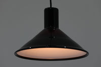 北欧より買い付けた、Holmgaard社製ビンテージランプです。照明部分はデンマークを代表する照明メーカーFog & morup社によって作成されています。Holmgaard社のペンダントライトの中でも人気の「P&T PENDEL」シリーズで内と外側の2層の色味が特徴的です。消灯&点灯時にそれぞれ違った表情を見せてくれる素敵なデザインです。