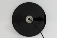 北欧より買い付けた、Holmgaard社製ビンテージランプです。照明部分はデンマークを代表する照明メーカーFog & morup社によって作成されています。Holmgaard社のペンダントライトの中でも人気の「P&T PENDEL」シリーズで内と外側の2層の色味が特徴的です。消灯&点灯時にそれぞれ違った表情を見せてくれる素敵なデザインです。