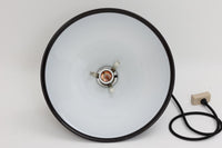 北欧より買い付けた、Holmgaard社製ビンテージランプです。照明部分はデンマークを代表する照明メーカーFog & morup社によって作成されています。Holmgaard社のペンダントライトの中でも人気の「P&T PENDEL」シリーズで内と外側の2層の色味が特徴的です。消灯&点灯時にそれぞれ違った表情を見せてくれる素敵なデザインです。