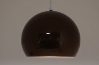 こちらは北欧より買い付けたボール型ペンダントライトです。1959年にVerner Pantonがデザインした「Topan」に影響を受け、1960年代にはスペースエイジデザインの照明が各メーカーから次々と発売されました。こちらの照明もその時代の象徴的なデザインの一つで、シンプルでありながらも洗練された美しさを感じさせます。