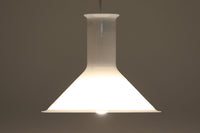 北欧から買い付けた、Holmegaard社製(現Royal Copenhagen)のビンテージランプ「marina」シリーズです。海や水のような穏やかでリラックスした雰囲気を感じさせるデザインが特徴で、その名にふさわしい美しさを持っています。直径22cmの小ぶりなサイズながら、ホルムガード社の伝統と職人技が息づくこのランプは、シンプルでありながらも独自の存在感を放ち、どんな空間にも自然に調和します。