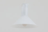 北欧から買い付けた、Holmegaard社製(現Royal Copenhagen)のビンテージランプ「marina」シリーズです。海や水のような穏やかでリラックスした雰囲気を感じさせるデザインが特徴で、その名にふさわしい美しさを持っています。直径22cmの小ぶりなサイズながら、ホルムガード社の伝統と職人技が息づくこのランプは、シンプルでありながらも独自の存在感を放ち、どんな空間にも自然に調和します。