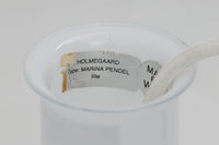 北欧から買い付けた、Holmegaard社製(現Royal Copenhagen)のビンテージランプ「marina」シリーズです。海や水のような穏やかでリラックスした雰囲気を感じさせるデザインが特徴で、その名にふさわしい美しさを持っています。直径22cmの小ぶりなサイズながら、ホルムガード社の伝統と職人技が息づくこのランプは、シンプルでありながらも独自の存在感を放ち、どんな空間にも自然に調和します。