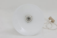 北欧から買い付けた、Holmegaard社製(現Royal Copenhagen)のビンテージランプ「marina」シリーズです。海や水のような穏やかでリラックスした雰囲気を感じさせるデザインが特徴で、その名にふさわしい美しさを持っています。直径22cmの小ぶりなサイズながら、ホルムガード社の伝統と職人技が息づくこのランプは、シンプルでありながらも独自の存在感を放ち、どんな空間にも自然に調和します。