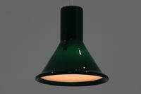 北欧より買い付けた、Holmgaard社製ビンテージランプです。照明部分はデンマークを代表する照明メーカーFog & morup社によって作成されています。Holmgaard社のペンダントライトの中でも人気の「P&T PENDEL」シリーズで内と外側の2層の色味が特徴的です。消灯&点灯時にそれぞれ違った表情を見せてくれる素敵なデザインです。