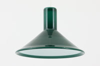 北欧より買い付けた、Holmgaard社製ビンテージランプです。照明部分はデンマークを代表する照明メーカーFog & morup社によって作成されています。Holmgaard社のペンダントライトの中でも人気の「P&T PENDEL」シリーズで内と外側の2層の色味が特徴的です。消灯&点灯時にそれぞれ違った表情を見せてくれる素敵なデザインです。