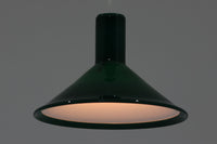 北欧より買い付けた、Holmgaard社製ビンテージランプです。照明部分はデンマークを代表する照明メーカーFog & morup社によって作成されています。Holmgaard社のペンダントライトの中でも人気の「P&T PENDEL」シリーズで内と外側の2層の色味が特徴的です。消灯&点灯時にそれぞれ違った表情を見せてくれる素敵なデザインです。