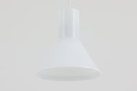 北欧より買い付けた、Holmgaard社製ビンテージランプです。照明部分はデンマークを代表する照明メーカーFog & morup社によって作成されています。Holmgaard社のペンダントライトの中でも人気の「P&T PENDEL」シリーズで内と外側の2層の組みあわせが特徴的なデザインです。