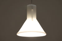 北欧より買い付けた、Holmgaard社製ビンテージランプです。照明部分はデンマークを代表する照明メーカーFog & morup社によって作成されています。Holmgaard社のペンダントライトの中でも人気の「P&T PENDEL」シリーズで内と外側の2層の組みあわせが特徴的なデザインです。