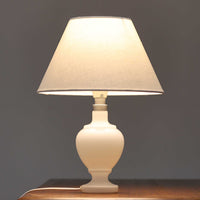 Anne Grethe von Halling-KochがRoyal Copenhagenより発表したモデル「Roma」のテーブルランプです。ガラスベースの柔らかな曲線が美しく、シェードにはリネンが用いられており、点灯時には温かみのある光が空間を優しく包み込みます。高さ34cmと程よいサイズ感で、ベッドサイドやリビングのアクセント照明としても最適です。デンマーク製ならではの洗練された造形と、経年を重ねたビンテージならではの趣が調和した一品です。