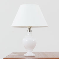 Anne Grethe von Halling-KochがRoyal Copenhagenより発表したモデル「Roma」のテーブルランプです。ガラスベースの柔らかな曲線が美しく、シェードにはリネンが用いられており、点灯時には温かみのある光が空間を優しく包み込みます。高さ34cmと程よいサイズ感で、ベッドサイドやリビングのアクセント照明としても最適です。デンマーク製ならではの洗練された造形と、経年を重ねたビンテージならではの趣が調和した一品です。