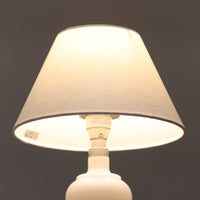 Anne Grethe von Halling-KochがRoyal Copenhagenより発表したモデル「Roma」のテーブルランプです。ガラスベースの柔らかな曲線が美しく、シェードにはリネンが用いられており、点灯時には温かみのある光が空間を優しく包み込みます。高さ34cmと程よいサイズ感で、ベッドサイドやリビングのアクセント照明としても最適です。デンマーク製ならではの洗練された造形と、経年を重ねたビンテージならではの趣が調和した一品です。