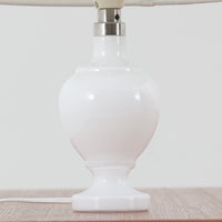 Anne Grethe von Halling-KochがRoyal Copenhagenより発表したモデル「Roma」のテーブルランプです。ガラスベースの柔らかな曲線が美しく、シェードにはリネンが用いられており、点灯時には温かみのある光が空間を優しく包み込みます。高さ34cmと程よいサイズ感で、ベッドサイドやリビングのアクセント照明としても最適です。デンマーク製ならではの洗練された造形と、経年を重ねたビンテージならではの趣が調和した一品です。