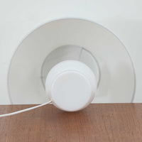 Anne Grethe von Halling-KochがRoyal Copenhagenより発表したモデル「Roma」のテーブルランプです。ガラスベースの柔らかな曲線が美しく、シェードにはリネンが用いられており、点灯時には温かみのある光が空間を優しく包み込みます。高さ34cmと程よいサイズ感で、ベッドサイドやリビングのアクセント照明としても最適です。デンマーク製ならではの洗練された造形と、経年を重ねたビンテージならではの趣が調和した一品です。