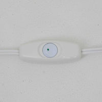 Anne Grethe von Halling-KochがRoyal Copenhagenより発表したモデル「Roma」のテーブルランプです。ガラスベースの柔らかな曲線が美しく、シェードにはリネンが用いられており、点灯時には温かみのある光が空間を優しく包み込みます。高さ34cmと程よいサイズ感で、ベッドサイドやリビングのアクセント照明としても最適です。デンマーク製ならではの洗練された造形と、経年を重ねたビンテージならではの趣が調和した一品です。