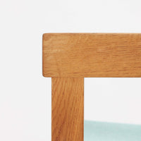 Hans J. Wegner(ハンス・J・ウェグナー)がデザインし、Getama(ゲタマ)が製造を手掛けたGE151アームチェアです。オーク材による直線的で端正なフレームに、ゆるやかにカーブした背もたれと座面を組み合わせた、軽快で機能的な佇まいが魅力。幅のあるアームは木の質感を存分に感じられ、長年の使用による風合いもビンテージならではの味わいです。ダイニングや書斎のほか、ゆったりと腰掛けるラウンジチェアとしても取り入れやすい一脚です。