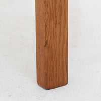 Hans J. Wegner(ハンス・J・ウェグナー)がデザインし、Getama(ゲタマ)が製造を手掛けたGE151アームチェアです。オーク材による直線的で端正なフレームに、ゆるやかにカーブした背もたれと座面を組み合わせた、軽快で機能的な佇まいが魅力。幅のあるアームは木の質感を存分に感じられ、長年の使用による風合いもビンテージならではの味わいです。ダイニングや書斎のほか、ゆったりと腰掛けるラウンジチェアとしても取り入れやすい一脚です。