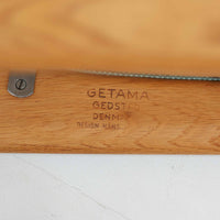 Hans J. Wegner(ハンス・J・ウェグナー)がデザインし、Getama(ゲタマ)が製造を手掛けたGE151アームチェアです。オーク材による直線的で端正なフレームに、ゆるやかにカーブした背もたれと座面を組み合わせた、軽快で機能的な佇まいが魅力。幅のあるアームは木の質感を存分に感じられ、長年の使用による風合いもビンテージならではの味わいです。ダイニングや書斎のほか、ゆったりと腰掛けるラウンジチェアとしても取り入れやすい一脚です。