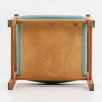 Hans J. Wegner(ハンス・J・ウェグナー)がデザインし、Getama(ゲタマ)が製造を手掛けたGE151アームチェアです。オーク材による直線的で端正なフレームに、ゆるやかにカーブした背もたれと座面を組み合わせた、軽快で機能的な佇まいが魅力。幅のあるアームは木の質感を存分に感じられ、長年の使用による風合いもビンテージならではの味わいです。ダイニングや書斎のほか、ゆったりと腰掛けるラウンジチェアとしても取り入れやすい一脚です。