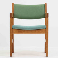 Hans J. Wegner(ハンス・J・ウェグナー)がデザインし、Getama(ゲタマ)が製造を手掛けたGE151アームチェアです。オーク材による直線的で端正なフレームに、ゆるやかにカーブした背もたれと座面を組み合わせた、軽快で機能的な佇まいが魅力。幅のあるアームは木の質感を存分に感じられ、長年の使用による風合いもビンテージならではの味わいです。ダイニングや書斎のほか、ゆったりと腰掛けるラウンジチェアとしても取り入れやすい一脚です。