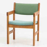 Hans J. Wegner(ハンス・J・ウェグナー)がデザインし、Getama(ゲタマ)が製造を手掛けたGE151アームチェアです。オーク材による直線的で端正なフレームに、ゆるやかにカーブした背もたれと座面を組み合わせた、軽快で機能的な佇まいが魅力。幅のあるアームは木の質感を存分に感じられ、長年の使用による風合いもビンテージならではの味わいです。ダイニングや書斎のほか、ゆったりと腰掛けるラウンジチェアとしても取り入れやすい一脚です。