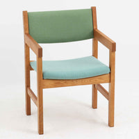 Hans J. Wegner(ハンス・J・ウェグナー)がデザインし、Getama(ゲタマ)が製造を手掛けたGE151アームチェアです。オーク材による直線的で端正なフレームに、ゆるやかにカーブした背もたれと座面を組み合わせた、軽快で機能的な佇まいが魅力。幅のあるアームは木の質感を存分に感じられ、長年の使用による風合いもビンテージならではの味わいです。ダイニングや書斎のほか、ゆったりと腰掛けるラウンジチェアとしても取り入れやすい一脚です。
