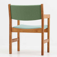 Hans J. Wegner(ハンス・J・ウェグナー)がデザインし、Getama(ゲタマ)が製造を手掛けたGE151アームチェアです。オーク材による直線的で端正なフレームに、ゆるやかにカーブした背もたれと座面を組み合わせた、軽快で機能的な佇まいが魅力。幅のあるアームは木の質感を存分に感じられ、長年の使用による風合いもビンテージならではの味わいです。ダイニングや書斎のほか、ゆったりと腰掛けるラウンジチェアとしても取り入れやすい一脚です。