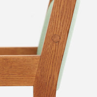Hans J. Wegner(ハンス・J・ウェグナー)がデザインし、Getama(ゲタマ)が製造を手掛けたGE151アームチェアです。オーク材による直線的で端正なフレームに、ゆるやかにカーブした背もたれと座面を組み合わせた、軽快で機能的な佇まいが魅力。幅のあるアームは木の質感を存分に感じられ、長年の使用による風合いもビンテージならではの味わいです。ダイニングや書斎のほか、ゆったりと腰掛けるラウンジチェアとしても取り入れやすい一脚です。