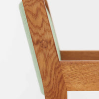 Hans J. Wegner(ハンス・J・ウェグナー)がデザインし、Getama(ゲタマ)が製造を手掛けたGE151アームチェアです。オーク材による直線的で端正なフレームに、ゆるやかにカーブした背もたれと座面を組み合わせた、軽快で機能的な佇まいが魅力。幅のあるアームは木の質感を存分に感じられ、長年の使用による風合いもビンテージならではの味わいです。ダイニングや書斎のほか、ゆったりと腰掛けるラウンジチェアとしても取り入れやすい一脚です。