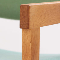 Hans J. Wegner(ハンス・J・ウェグナー)がデザインし、Getama(ゲタマ)が製造を手掛けたGE151アームチェアです。オーク材による直線的で端正なフレームに、ゆるやかにカーブした背もたれと座面を組み合わせた、軽快で機能的な佇まいが魅力。幅のあるアームは木の質感を存分に感じられ、長年の使用による風合いもビンテージならではの味わいです。ダイニングや書斎のほか、ゆったりと腰掛けるラウンジチェアとしても取り入れやすい一脚です。