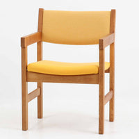 Hans J. Wegner(ハンス・J・ウェグナー)がデザインし、Getama(ゲタマ)が製造を手掛けたGE151アームチェアです。オーク材による直線的で端正なフレームに、ゆるやかにカーブした背もたれと座面を組み合わせた、軽快で機能的な佇まいが魅力。幅のあるアームは木の質感を存分に感じられ、長年の使用による風合いもビンテージならではの味わいです。ダイニングや書斎のほか、ゆったりと腰掛けるラウンジチェアとしても取り入れやすい一脚です。