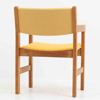 Hans J. Wegner(ハンス・J・ウェグナー)がデザインし、Getama(ゲタマ)が製造を手掛けたGE151アームチェアです。オーク材による直線的で端正なフレームに、ゆるやかにカーブした背もたれと座面を組み合わせた、軽快で機能的な佇まいが魅力。幅のあるアームは木の質感を存分に感じられ、長年の使用による風合いもビンテージならではの味わいです。ダイニングや書斎のほか、ゆったりと腰掛けるラウンジチェアとしても取り入れやすい一脚です。