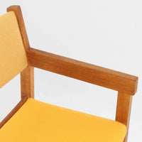 Hans J. Wegner(ハンス・J・ウェグナー)がデザインし、Getama(ゲタマ)が製造を手掛けたGE151アームチェアです。オーク材による直線的で端正なフレームに、ゆるやかにカーブした背もたれと座面を組み合わせた、軽快で機能的な佇まいが魅力。幅のあるアームは木の質感を存分に感じられ、長年の使用による風合いもビンテージならではの味わいです。ダイニングや書斎のほか、ゆったりと腰掛けるラウンジチェアとしても取り入れやすい一脚です。