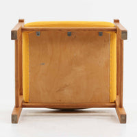 Hans J. Wegner(ハンス・J・ウェグナー)がデザインし、Getama(ゲタマ)が製造を手掛けたGE151アームチェアです。オーク材による直線的で端正なフレームに、ゆるやかにカーブした背もたれと座面を組み合わせた、軽快で機能的な佇まいが魅力。幅のあるアームは木の質感を存分に感じられ、長年の使用による風合いもビンテージならではの味わいです。ダイニングや書斎のほか、ゆったりと腰掛けるラウンジチェアとしても取り入れやすい一脚です。